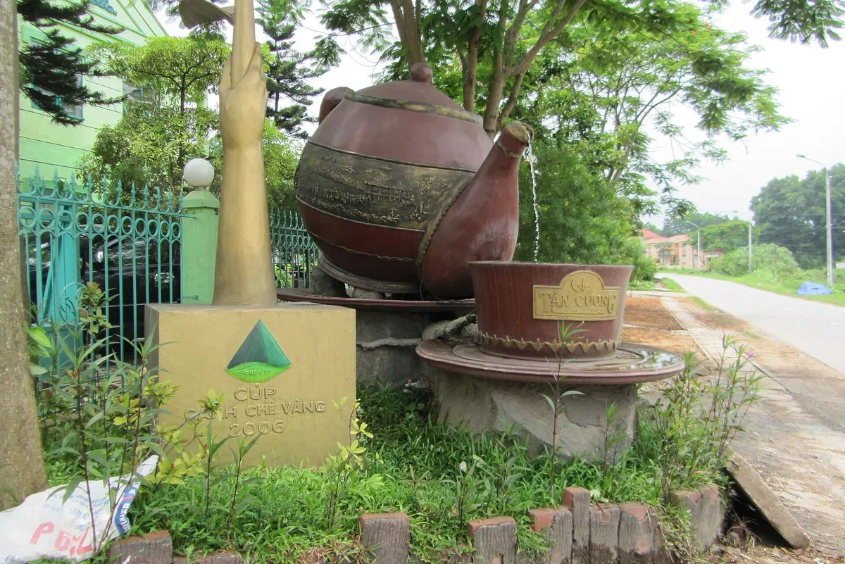 Đồi chè xanh và không gian sản xuất chè tại Thái Nguyên